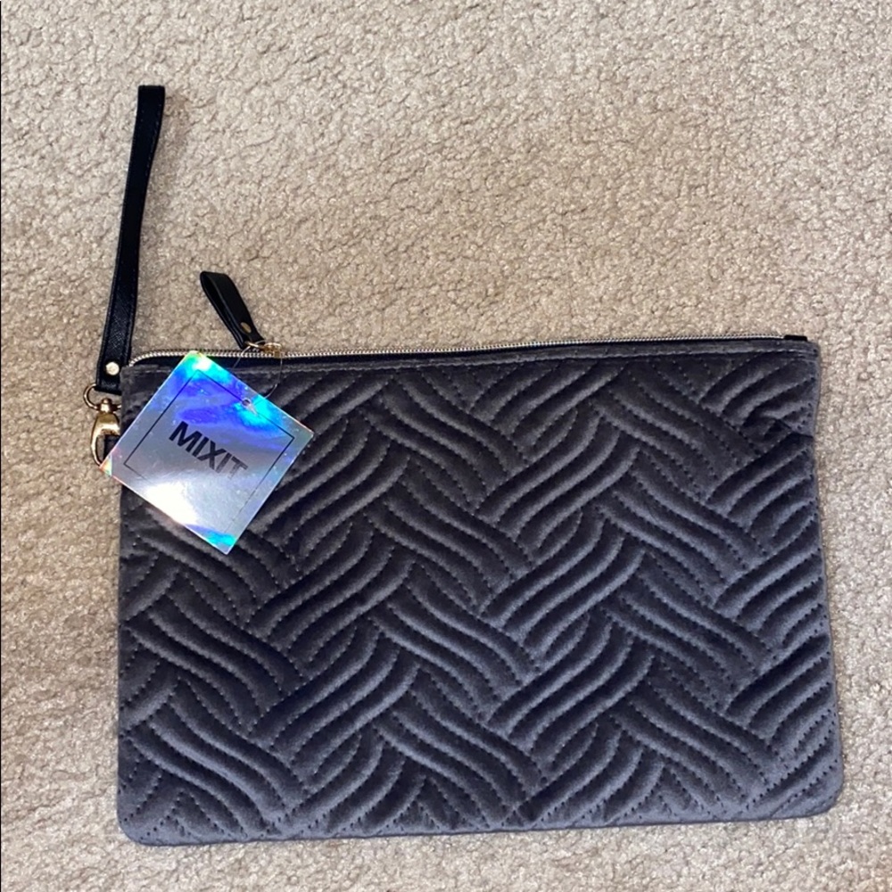 NWT pouch by Mixit
